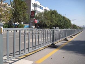 廣東熱鍍鋅護欄管與深圳道路欄桿生產(chǎn) 保障道路安全的重要基石